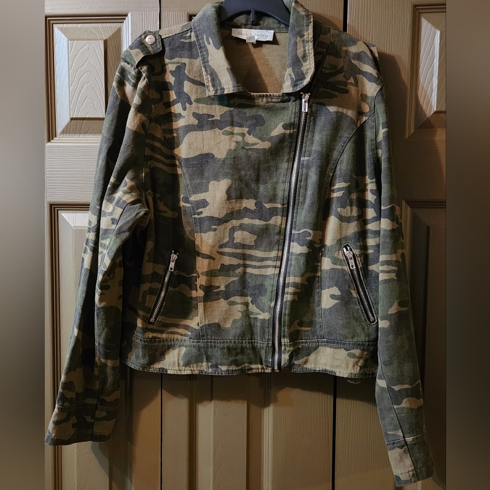 (NWOT) Jack & Avery, Juniors large, camo zip up jacket